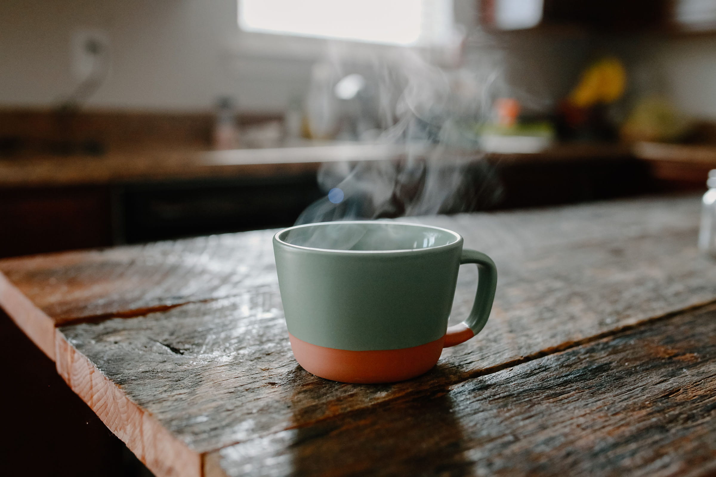 Ceramiczna czarka na naturalnym drewnianym stole z dużą ilością wolnej przestrzeni