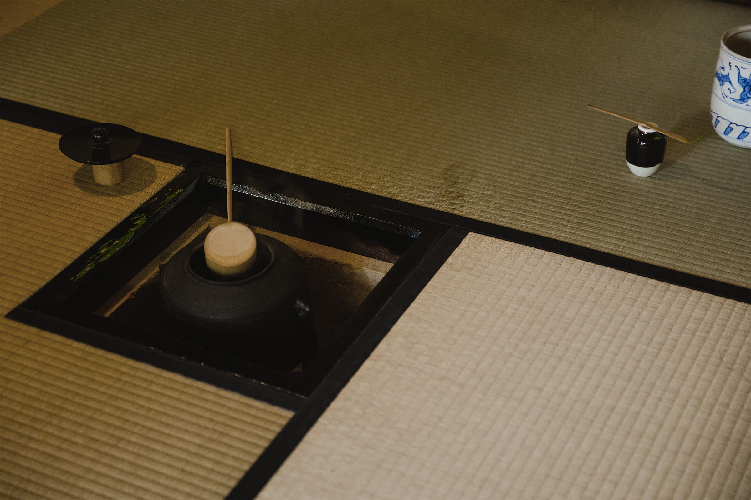 Tradycyjny japoński pokój herbaciany chashitsu z tatami i naturalnym światłem
