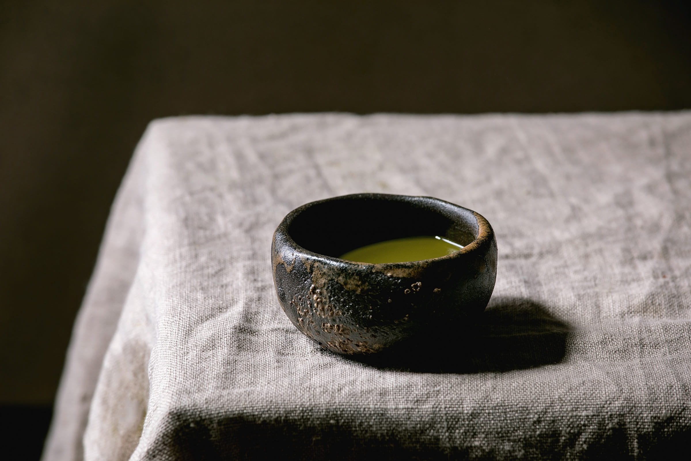 Ceramiczna czarka o naturalnej fakturze w spokojnym świetle