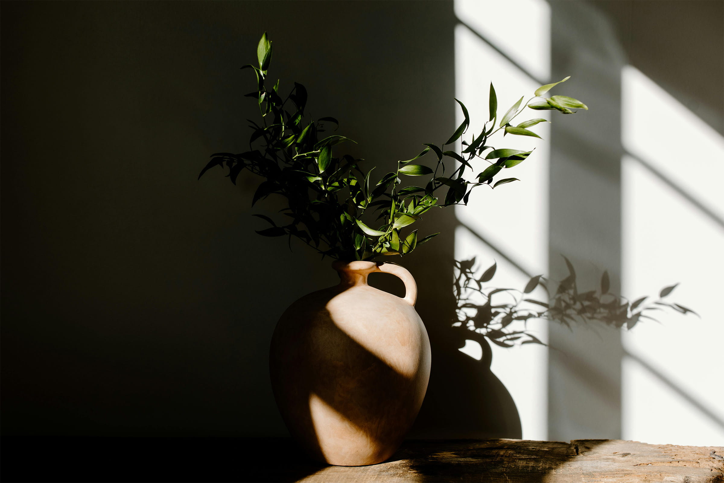 Naturalne materiały – drewno i ceramika w duchu Shibui