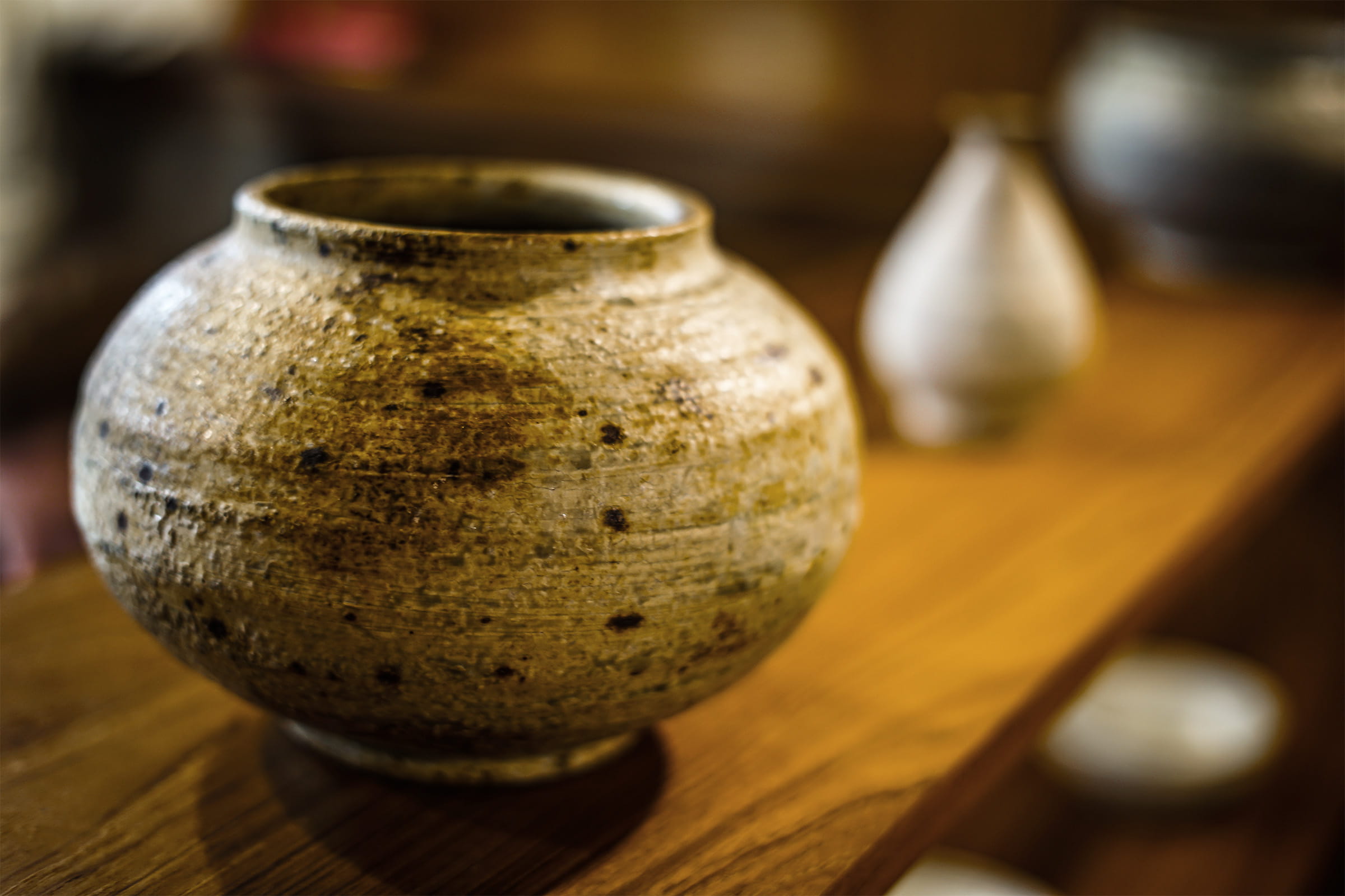Ceramiczna czarka w półcieniu z miękkim światłem