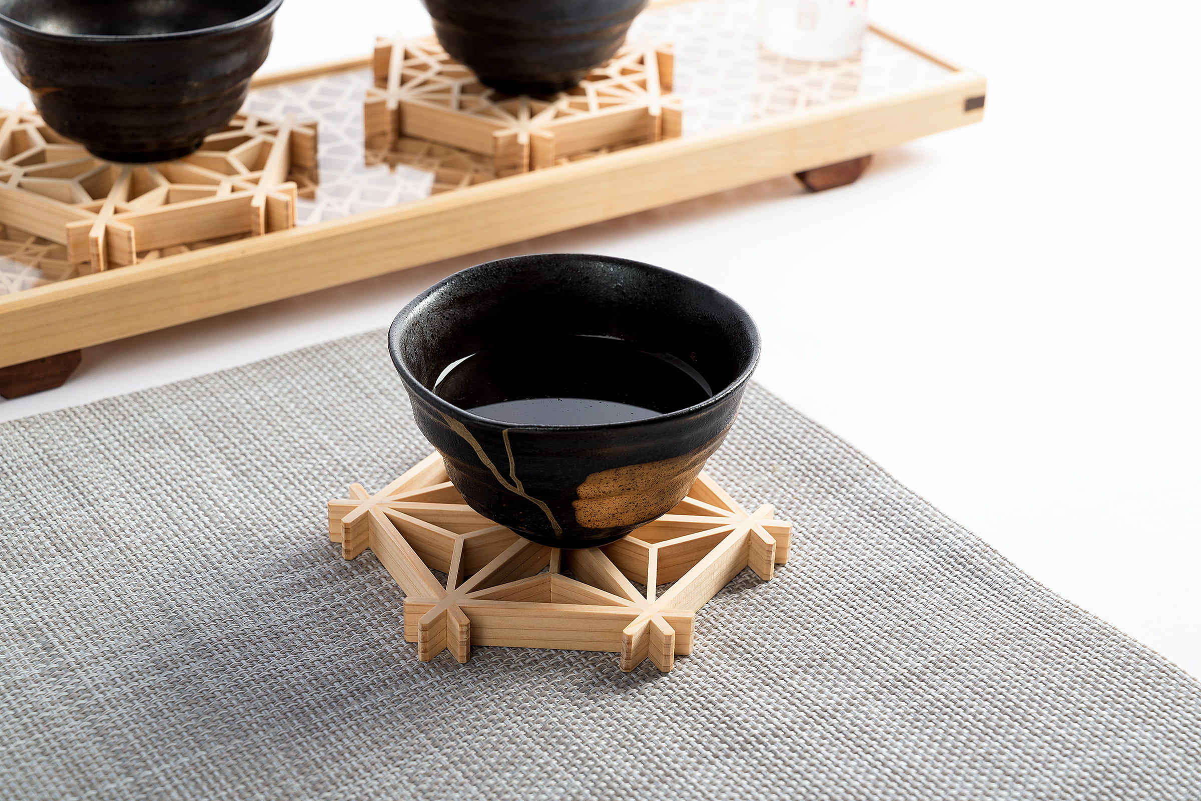 Ceramiczna czarka chawan naprawiona metodą Kintsugi w japońskim wnętrzu herbacianym