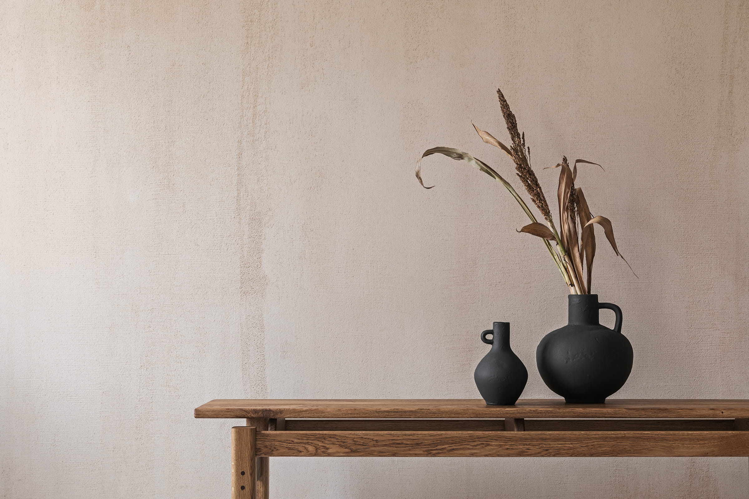 Spokojne minimalistyczne wnętrze z naturalnym światłem i pojedynczym drewnianym detalem