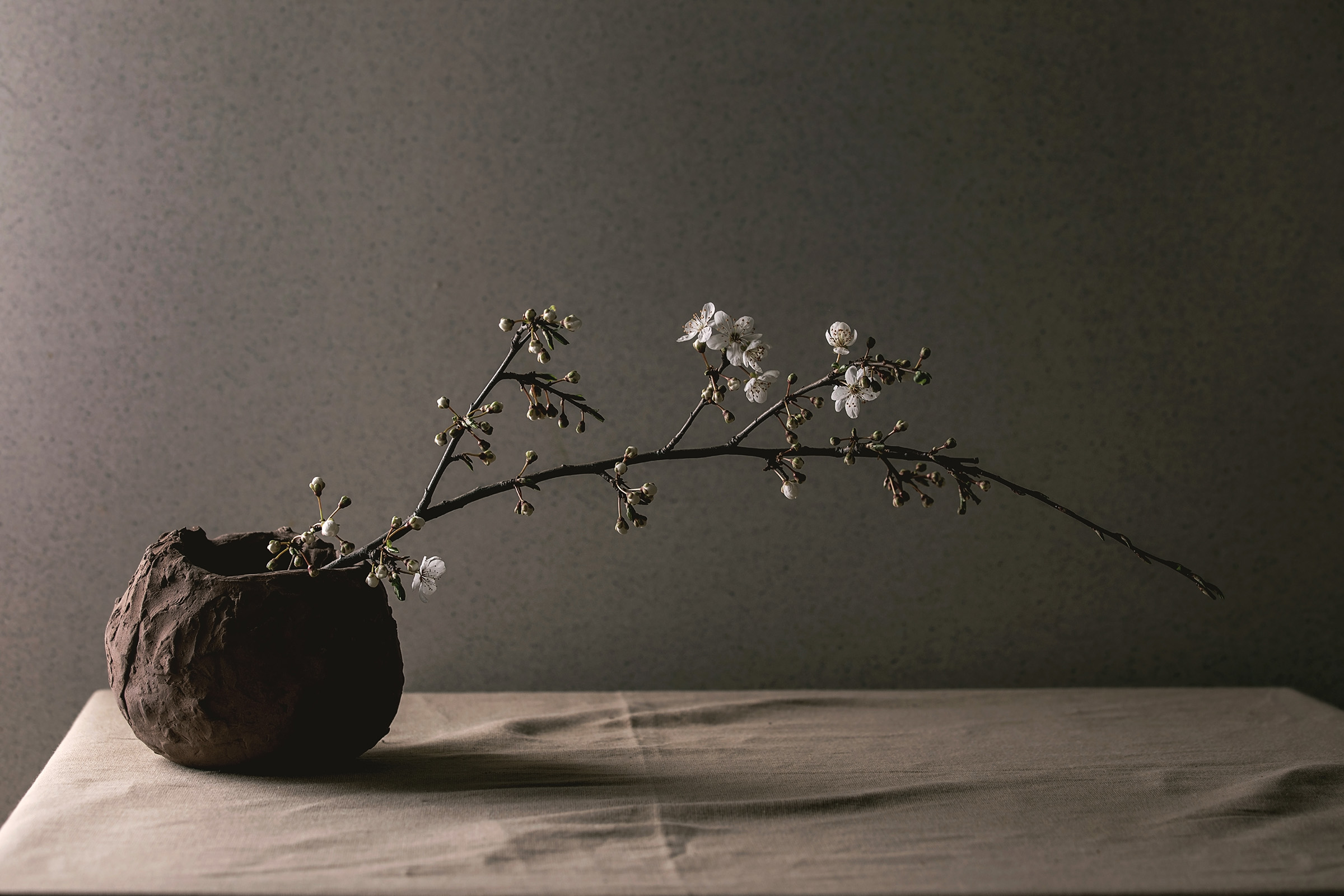 Tradycyjna ikebana – minimalistyczna kompozycja kwiatowa w japońskim stylu