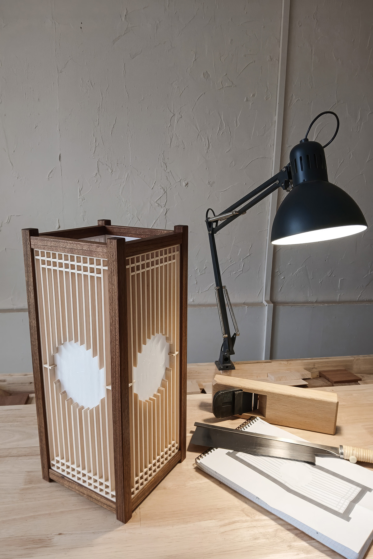 Gotowa drewniana lampa inspirowana Kumiko w pracowni